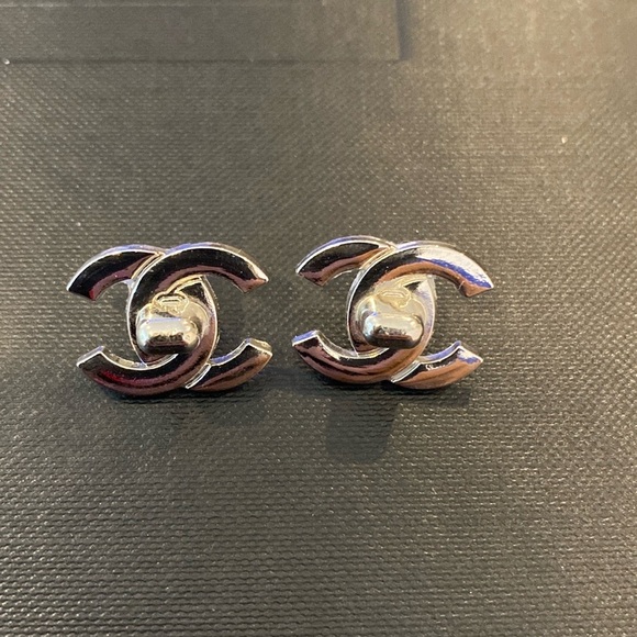 Beautiful buttons handmade into earrings - Picture 4 of 6